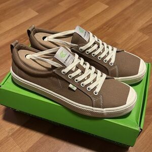 Cariuma OCA Low Canvas Sneakers